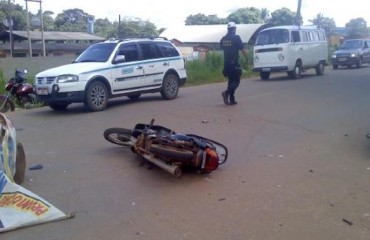 INABILITADO - Jovem tenta fugir após provocar acidente com motociclista 