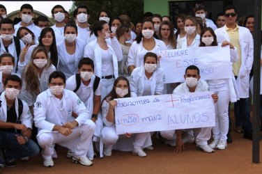 Acadêmicos da FIMCA realizam protesto durante visita do MEC