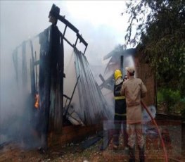 Em ato de fúria, filha coloca fogo na casa da mãe