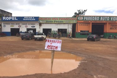 Buraco  causa transtorno e revolta comerciantes