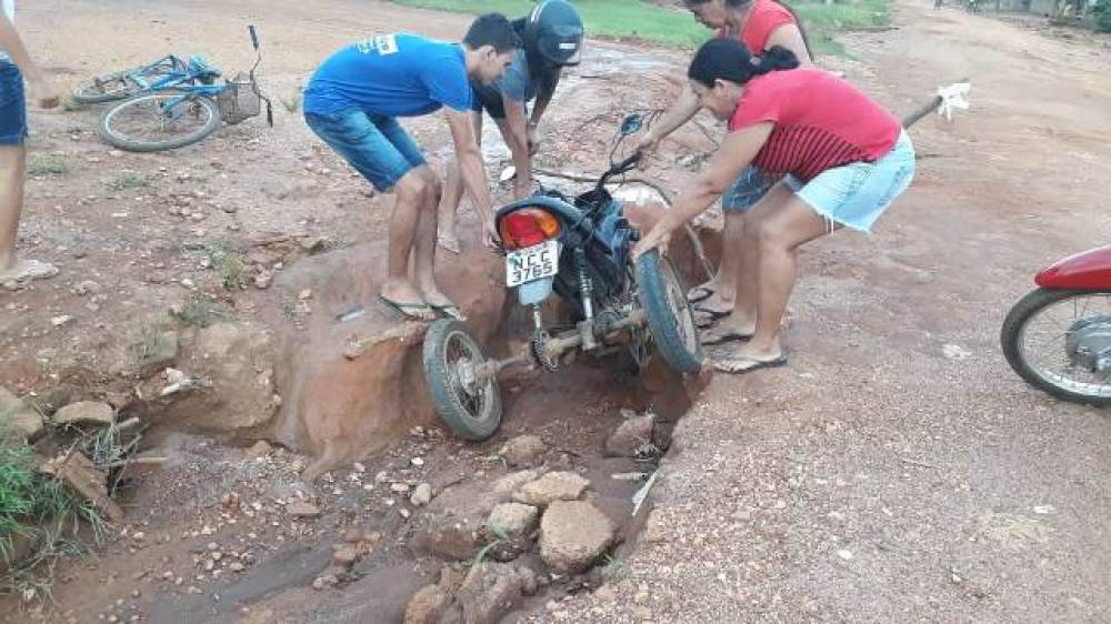 BURACO: Cratera no meio da rua “engole” moto adaptada e deixa cadeirante ferido