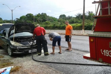 Carro com família pega fogo na BR próximo a capital