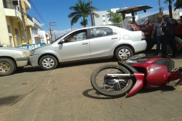 Quatro veículos se envolvem em acidente deixando um ferido