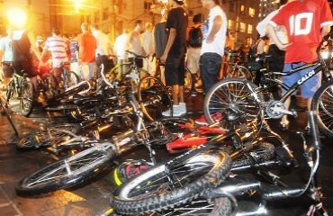 CHOCANTE - Pelo menos 25 ciclistas são atropelados durante marcha – Vídeo com flagra