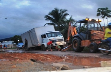 TRANSTORNO - Falta de planejamento da Prefeitura detona pequena rua nas proximidades do Shopping