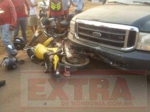 Acidente entre moto e caminhonete deixa um ferido