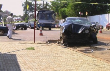 Perseguição policial acaba causando acidente com três veículos; foragido volta para ver acidente e é preso