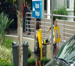 Mulheres protestam contra Lula e dona Marisa em frente a hospital