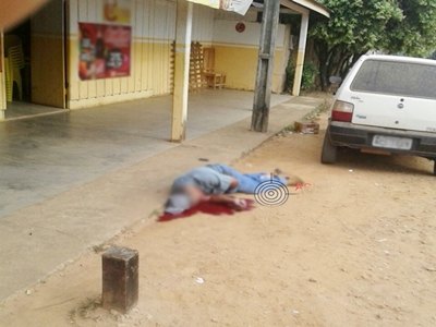 Homem é executado a tiros em porta de bar