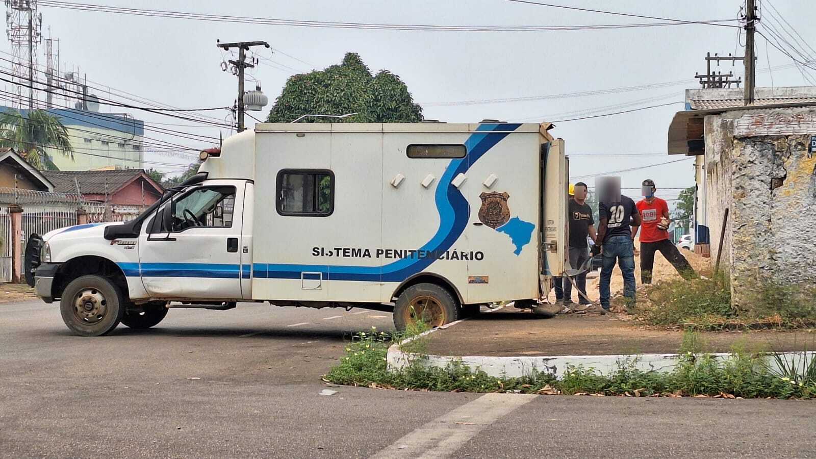 CENAS DA CIDADE: Camburão do sistema penitenciário é usado como caçamba de entulho