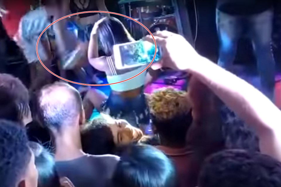 CHOCANTE - VÍDEO: Por ciúmes, homem invade palco e chuta namorada em show