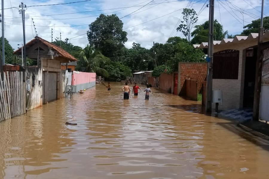 ENXURRADA: Chuva alaga ruas de Rio Branco e mobiliza Defesa Civil