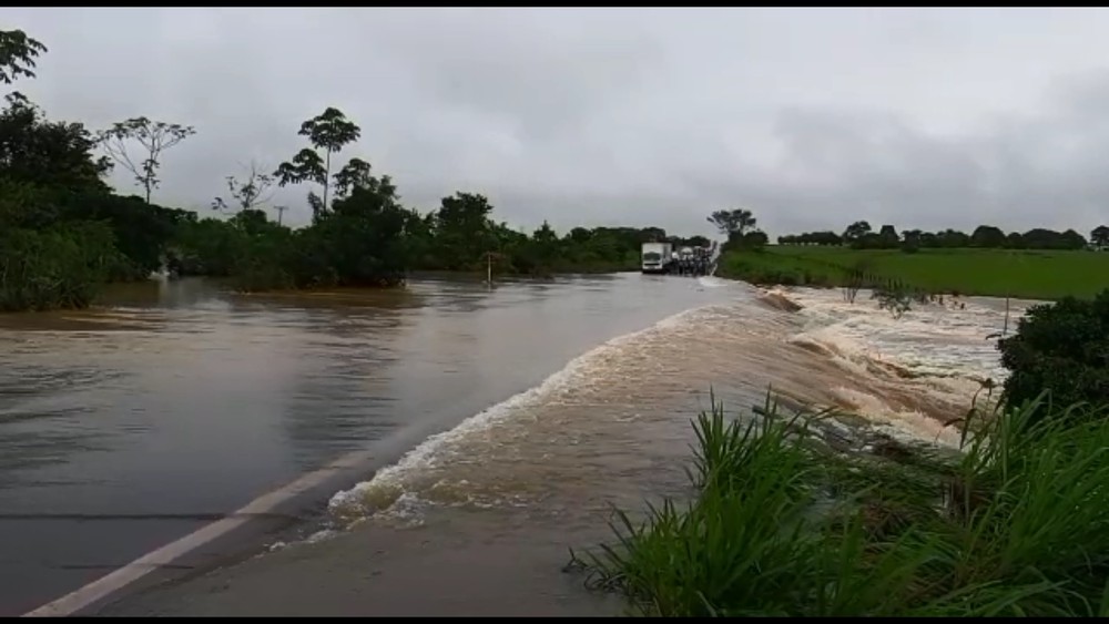 NINGUÉM PASSA: Fortes chuvas bloqueiam passagem pela BR-364 em Rondônia, diz PRF