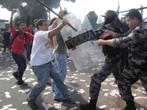 CAOS NA ALE/RO - Repressão a manifestantes não mede força com ação truculenta da polícia