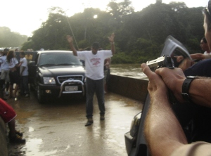 Policial Militar de Ariquemes interdita ponte sobre Rio Jamari e ameaça de morte centenas de pessoas