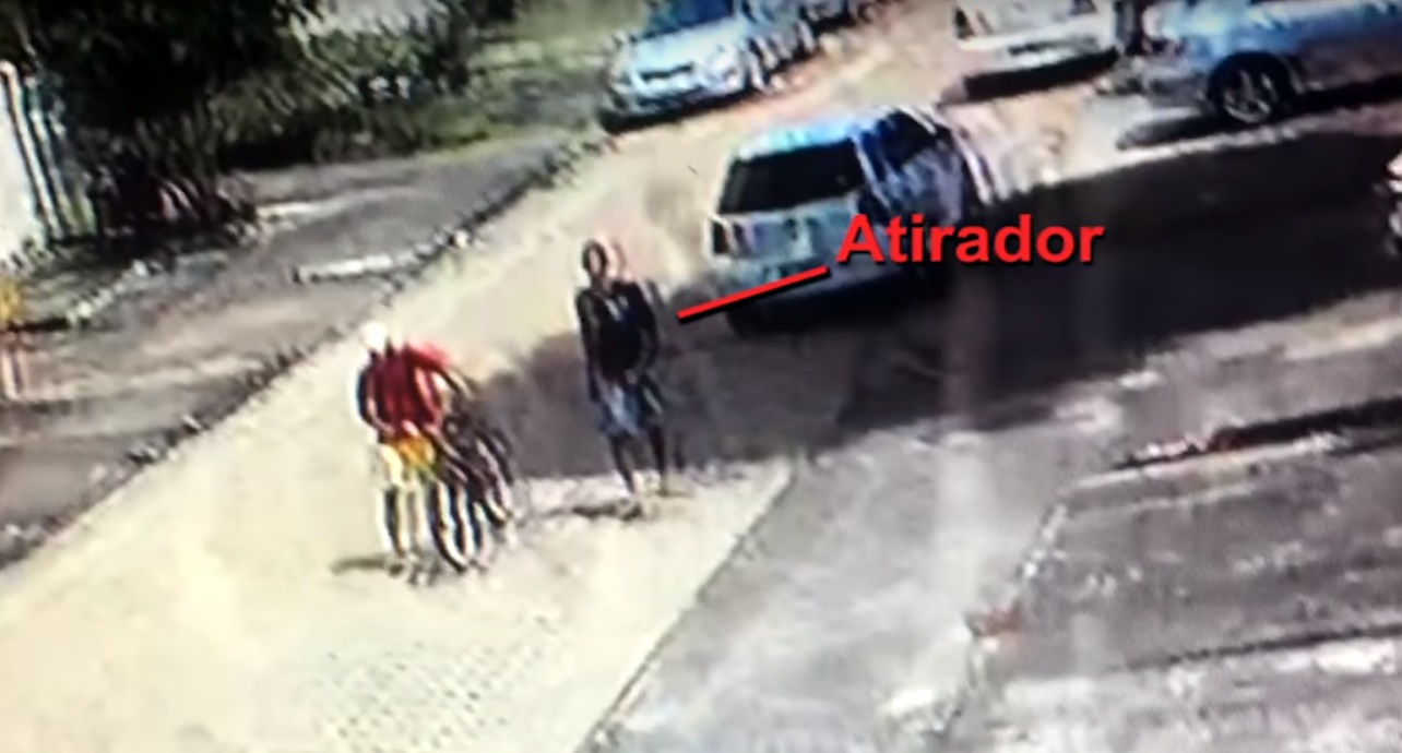 Homem mata o próprio amigo enquanto caminhava