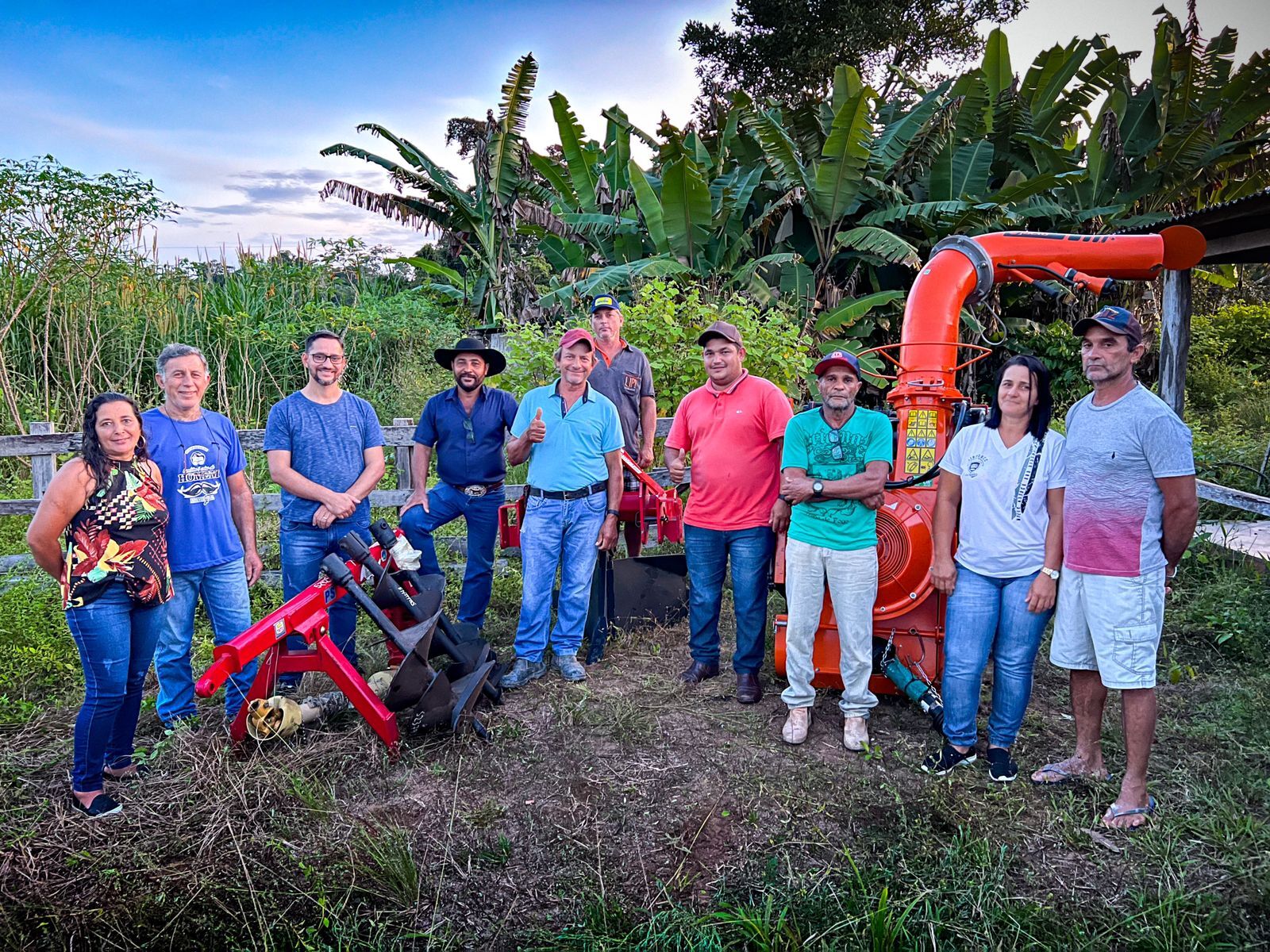 SETOR AGRÍCOLA: Anderson Pereira entrega equipamentos para agricultores em Espigão do Oeste 