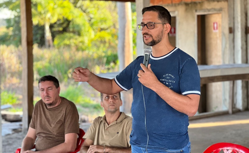 AGRICULTURA: Anderson Pereira entrega implementos agrícolas para associação em Vilhena