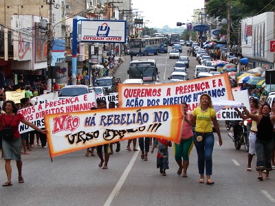  Mulheres de presidiários realizam manifestação no centro da cidade