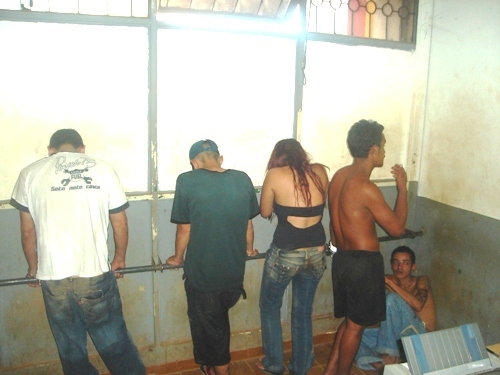 Polícia prende cinco em casa utilizada como ponto de venda de entorpecente - Confira fotos