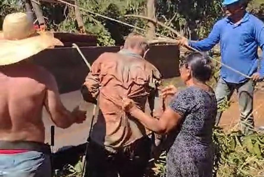 VÍDEO: Idoso de 73 anos cai em poço fundo, briga com lagarto feroz e sobrevive