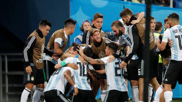 Messi desencanta, Argentina supera drama, bate a Nigéria e avança com herói improvável