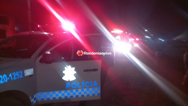 CAIU: Polícia intercepta motocicleta na BR-364 e flagra homem com arma na cintura