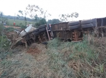 BR-364: Carreta sai da pista e filho de motorista morre soterrado