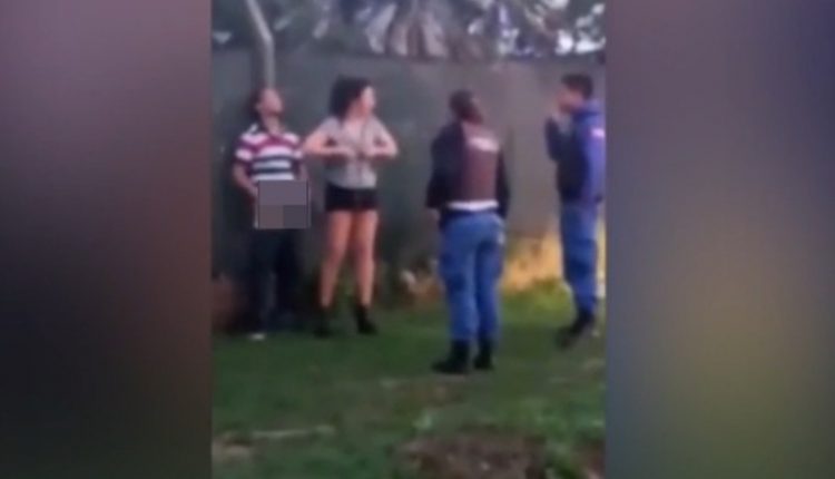 AGRESSIVA: Casal é flagrado fazendo sexo em público e mulher surta com policiais