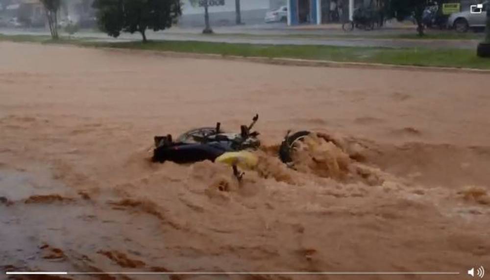 ESTRAGO - VÍDEO: Temporal alaga ruas, arrasta veículos e causa prejuízos em Rondônia