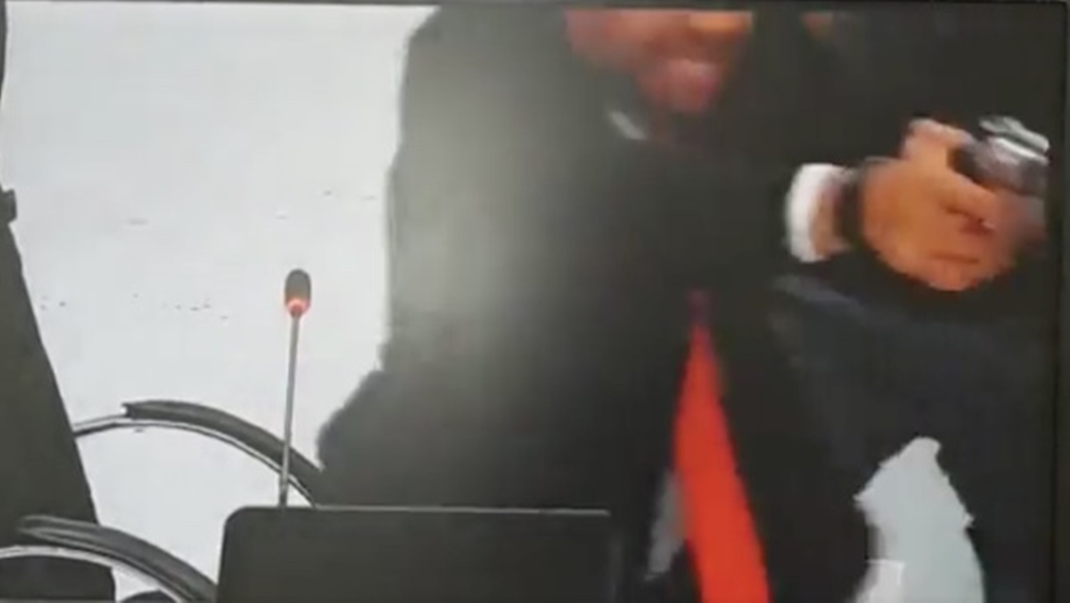TUMULTO: Vereador aponta arma para colega durante sessão da Câmara