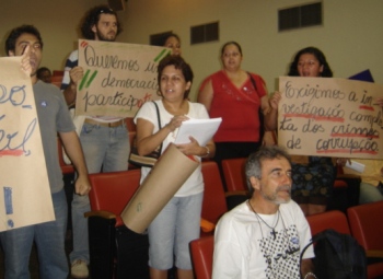 Estudantes promovem manifestação na Assembléia