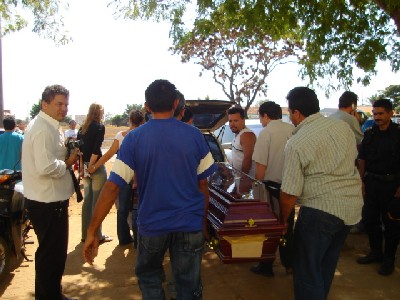 Cortejo fúnebre com estudantes mortos em acidente segue para Porto Velho