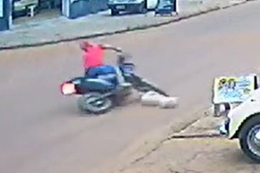 ASSISTA VÍDEO: Motociclista passa por cirurgia após atropelar cachorro e cair de motocicleta