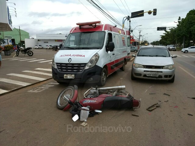 NÃO PAROU: Carro atropela e deixa motociclista ferido