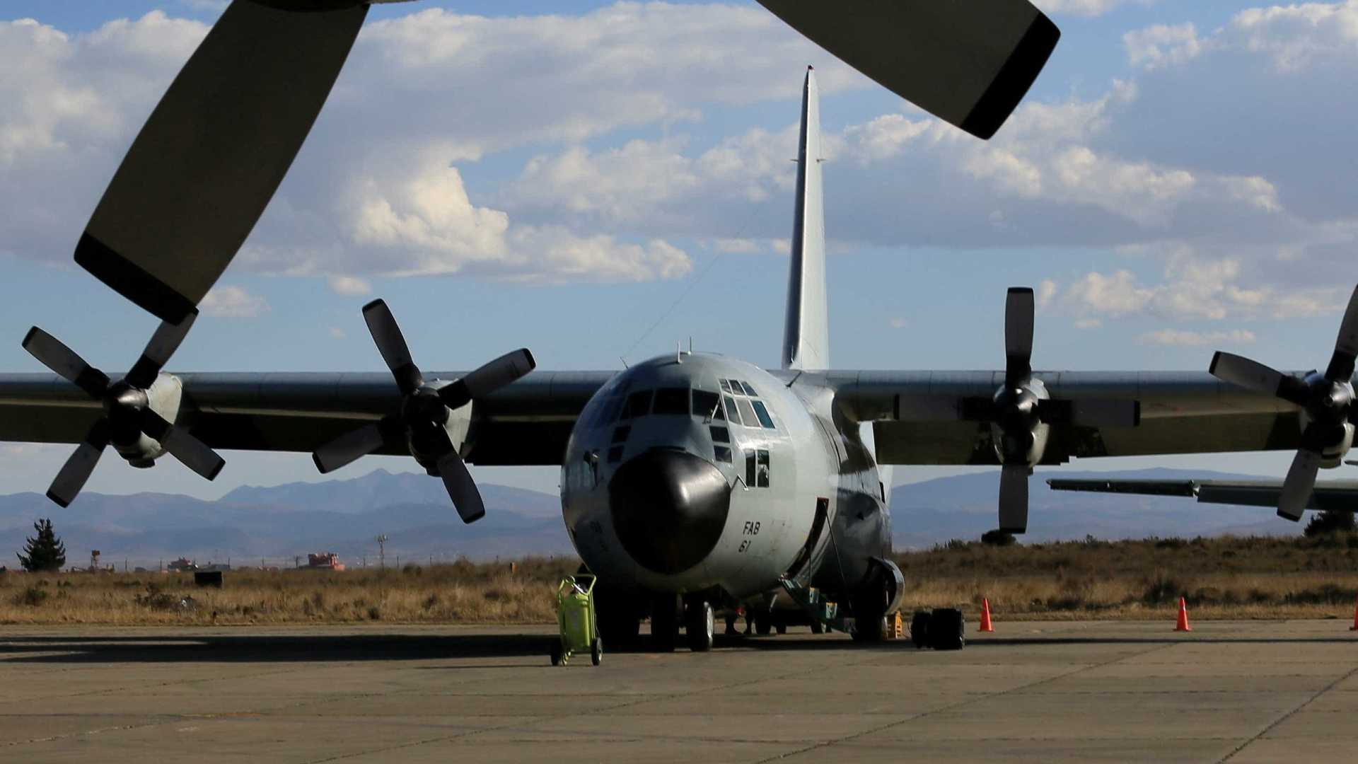 Avião militar de carga cai nos EUA e mata pelo menos cinco pessoas