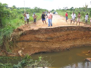 Secretário de Obras de Guajará libera BR 425 após um dia de paralisação