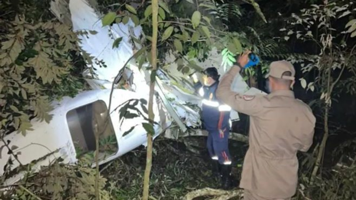 QUATRO VÍTIMAS: Avião cai em área de difícil acesso e mata pai e os dois filhos
