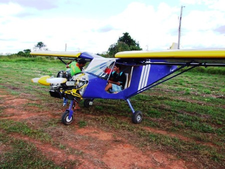 Avião experimental faz os primeiros testes no aeroporto de Espigão