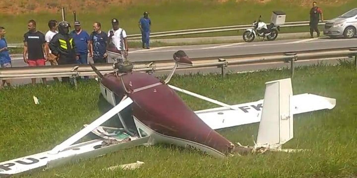 ACIDENTE: Avião cai em rodovia de São Paulo