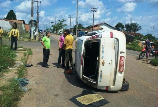 Acidente com capotamento em cruzamento da capital