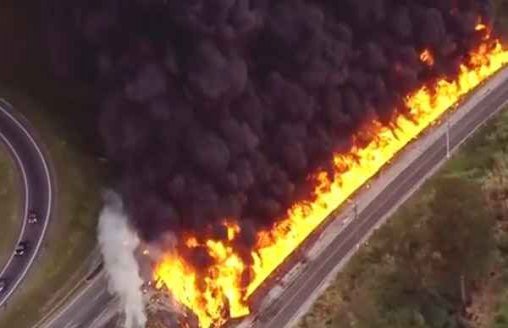 Caminhão-tanque tomba e causa grande incêndio em rodovia 