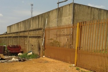 Comunidade denuncia galpão abandonado da Caerd que serve como ‘boca de fumo’ - FOTOS