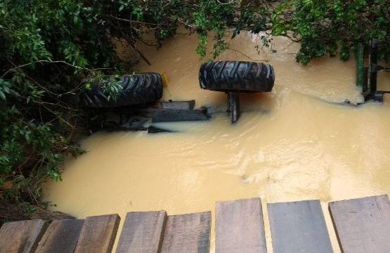 Motorista morre afogado após cair com trator em rio na área rural - VÍDEO