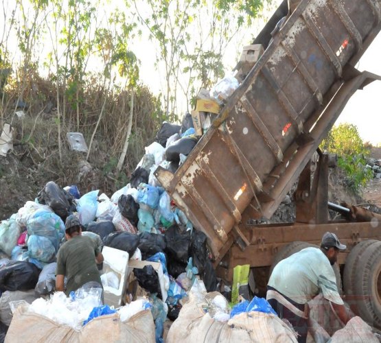 CRIME AMBIENTAL - Prefeitura acumula lixo em estação de transbordo