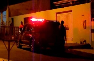 PÂNICO - Bandidos invadem residência de irmão de delegado e fazem família refém