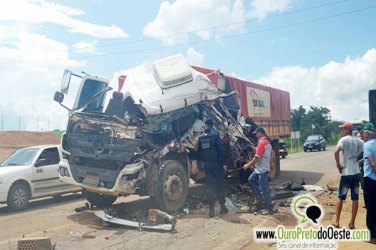 Acidente entre carreta e caminhão deixa gravemente ferido