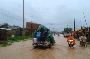 Chuvas fortes no rio Mamoré isolam cidade boliviana