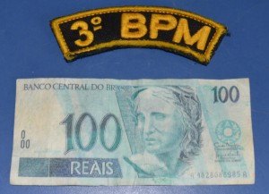 Comerciante aciona polícia após pegar nota de R$100 falsa