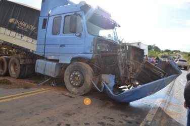 JARU - Grave acidente deixa duas vítimas fatais na BR 364